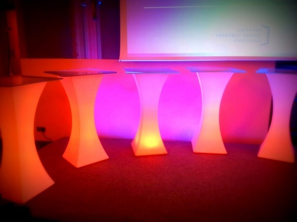 LED kvadratiniai stalai 40x40x110 — nuoma