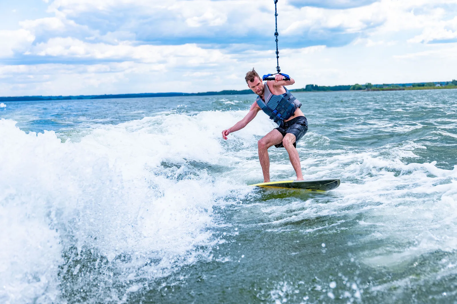 Wakesurfingas — adrenalinas ant vandens įmonės renginio metu Elektrėnų mariose