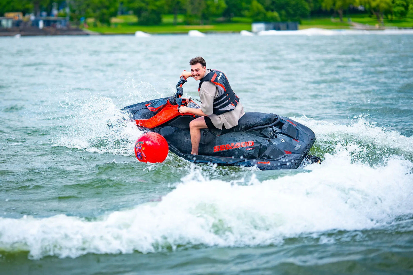 Wakesurfingas įmonės renginio metu Elektrėnų mariose
